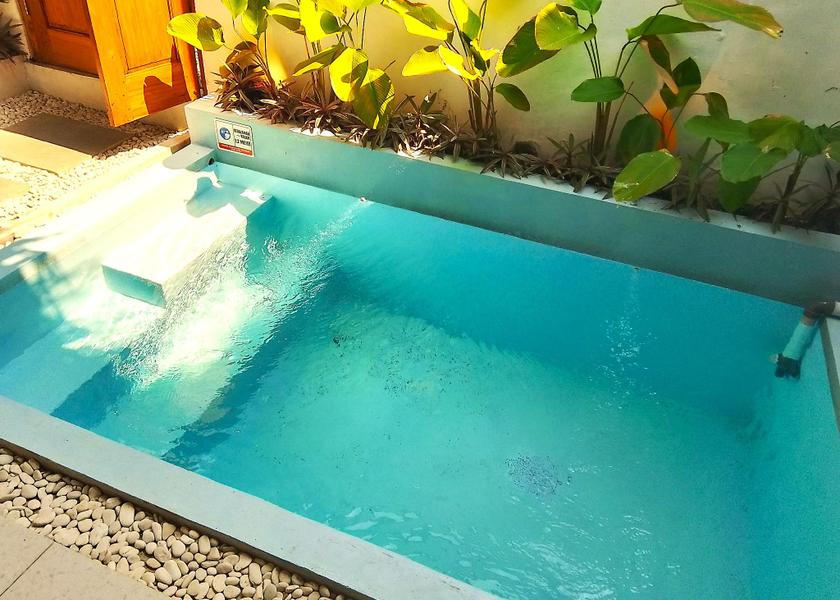 swimming pool [outdoor]