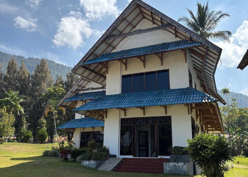  Samosir Hotel Exterior