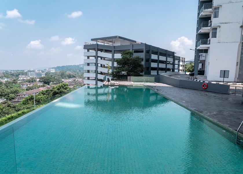 swimming pool [outdoor]