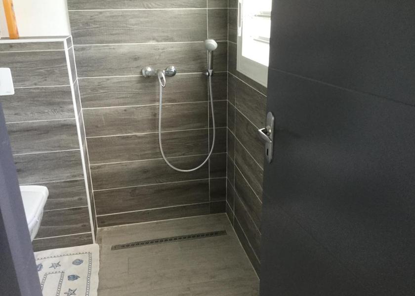  Le Moule shower