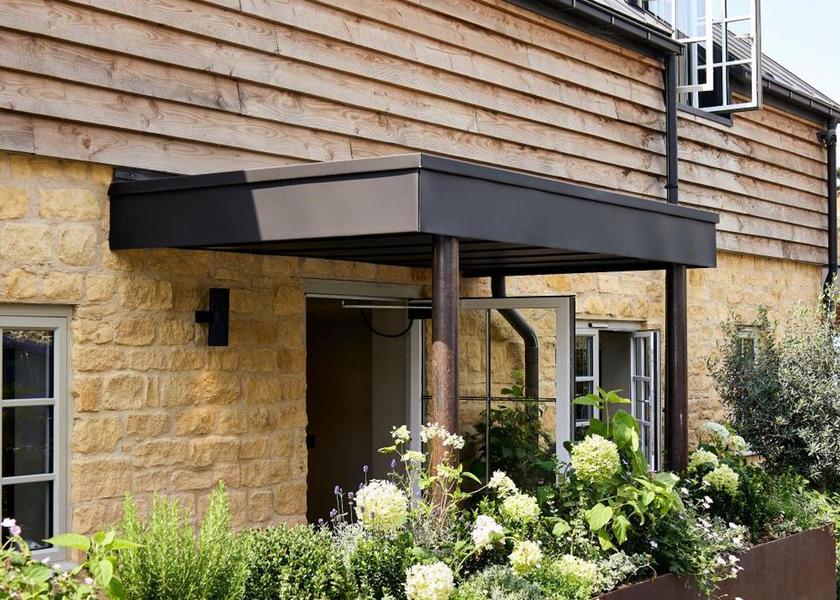 England Broadway exterior view