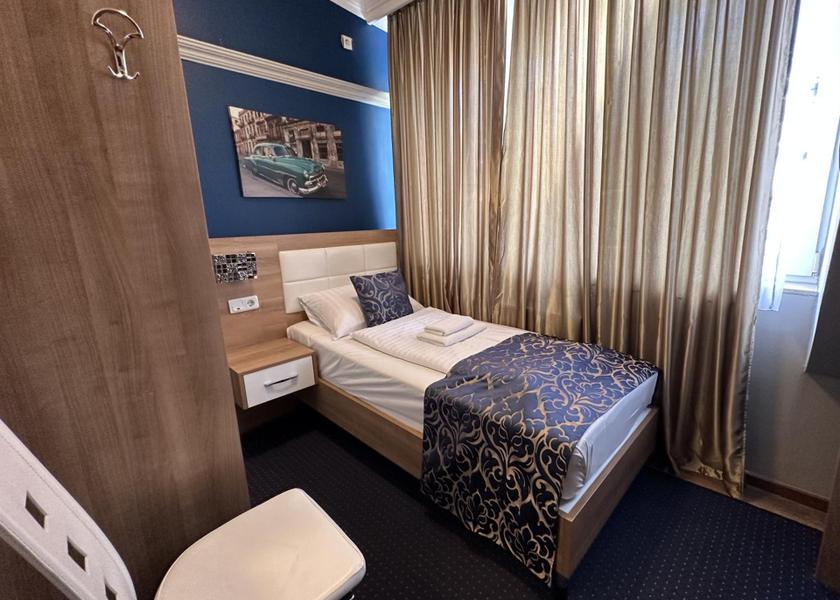 Schleswig-Holstein Pinneberg Single Room with Shared Shower and Toilet