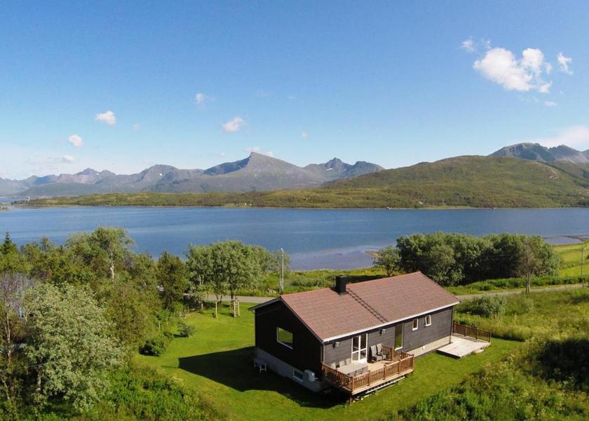 Nordland Vestvågøy surrounding environment