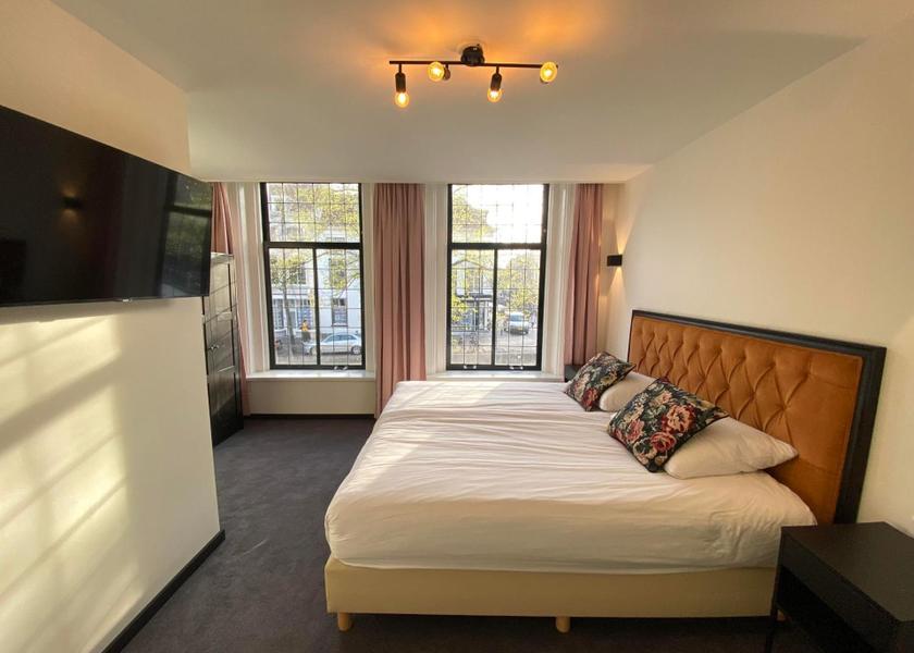 South Holland Delft Deluxe Double Room with Shower and King-size bed