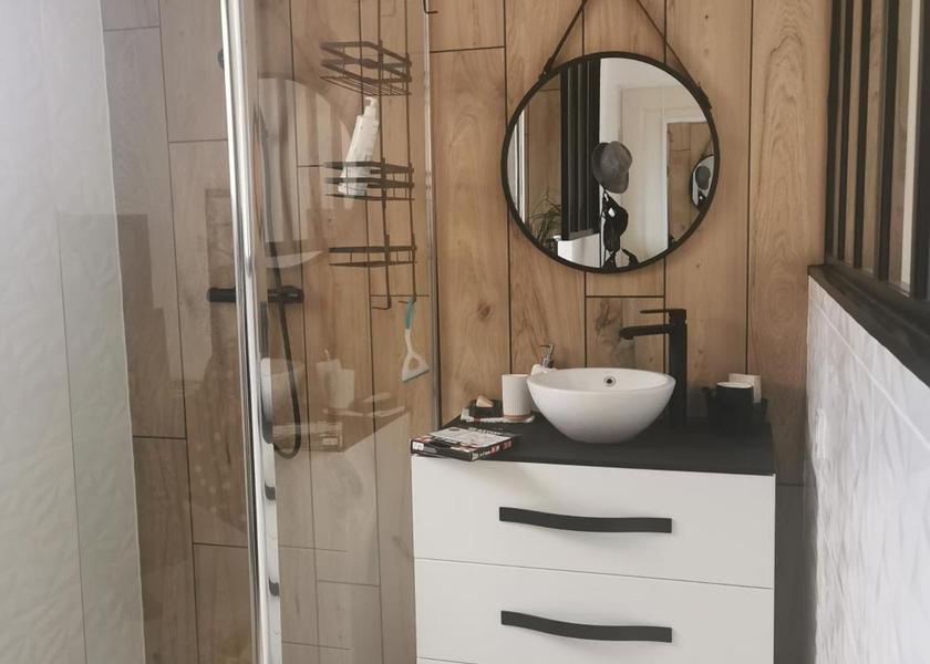 Nouvelle-Aquitaine La Couronne bathroom