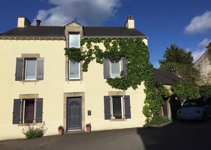 Brittany Rochefort-en-Terre entrance