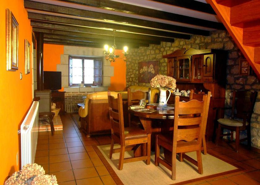 Cantabria Santillana del Mar shared lounge/tv area
