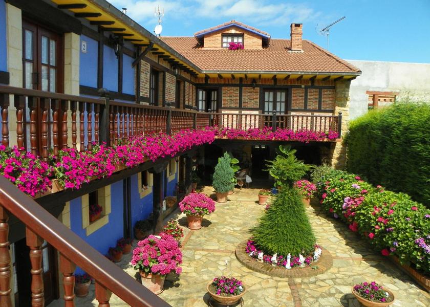 Cantabria Santillana del Mar garden