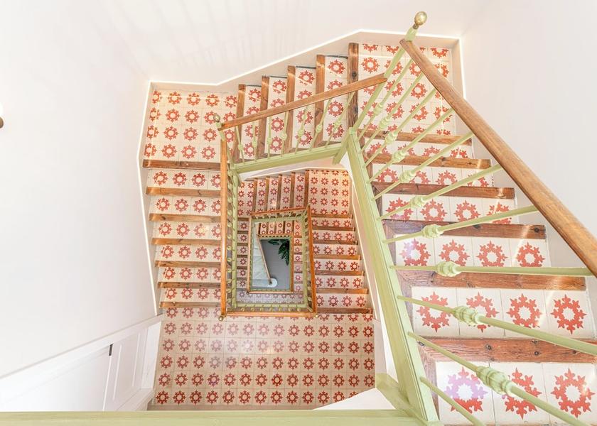 Handrails in stairways