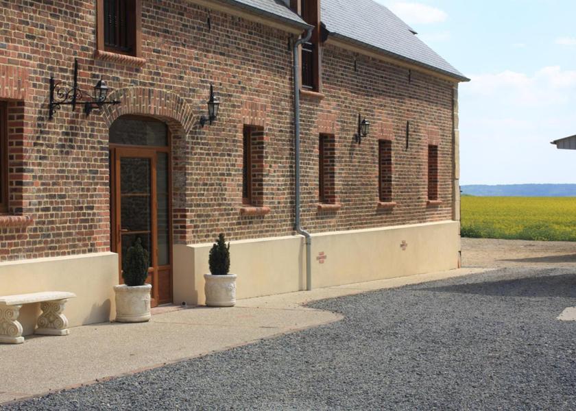 Hauts-de-France Meru exterior view