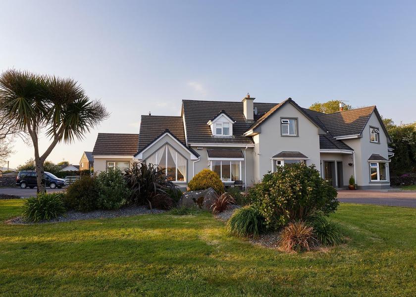 Kerry (county) Dingle exterior view