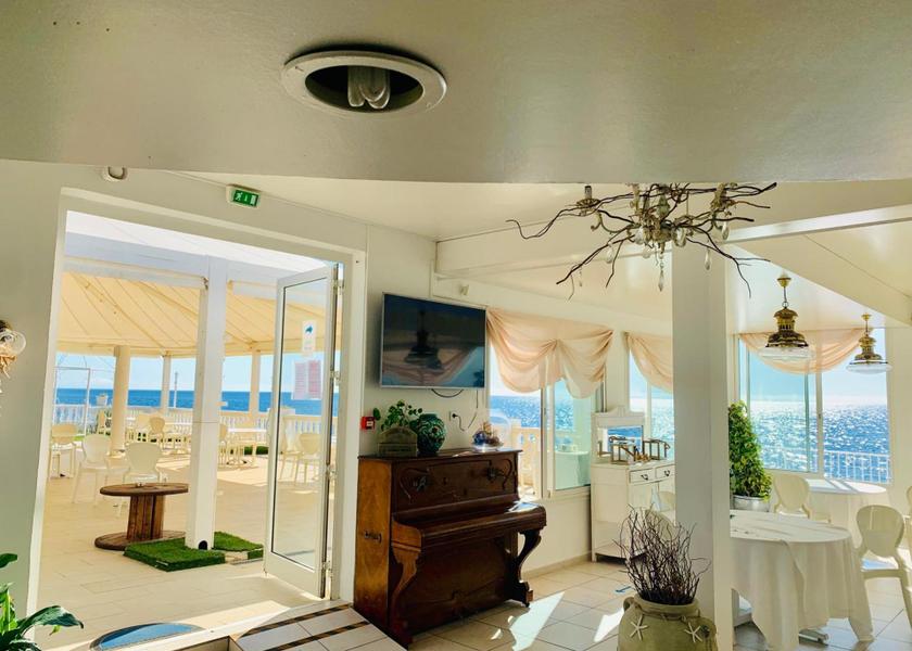 Corsica Santa-Maria-di-Lota shared lounge/tv area