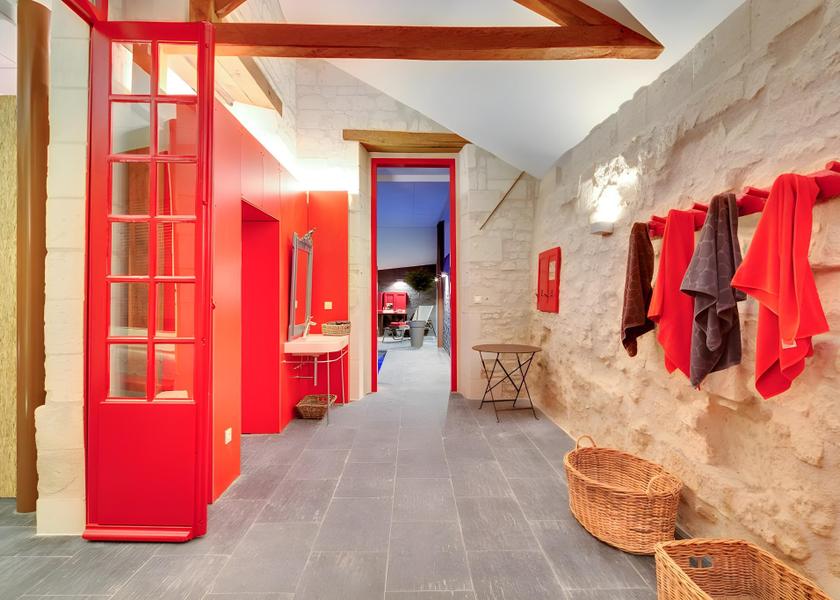 swimming pool [outdoor]