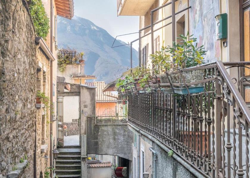 Lombardy Varenna surrounding environment