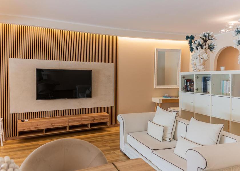 Sicily Castelmola shared lounge/tv area