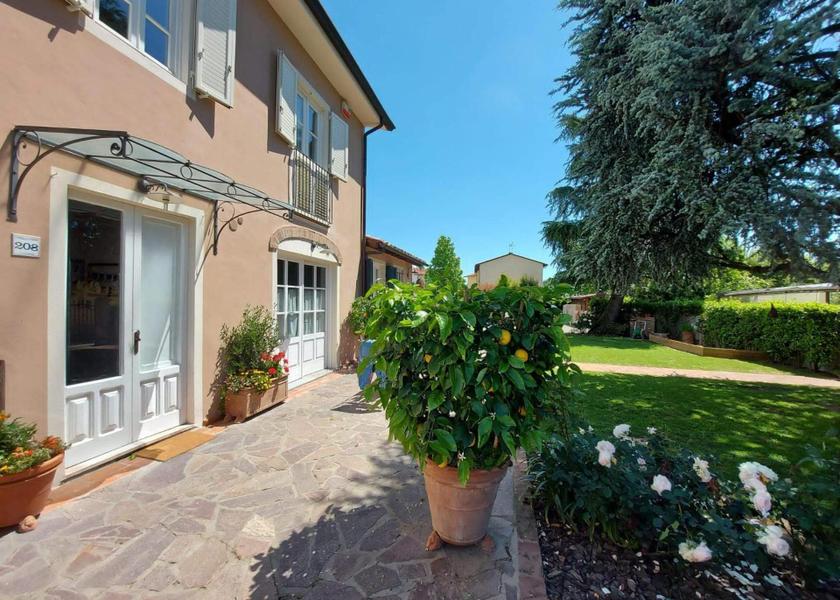 Tuscany Capannori exterior view