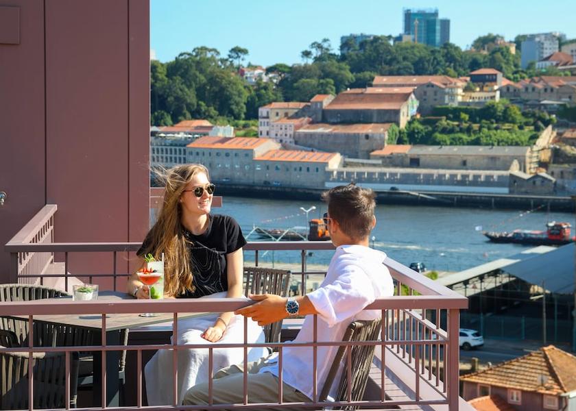 Porto Porto Bar (on property)