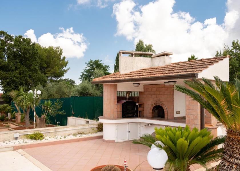 Puglia Castellana Grotte exterior view