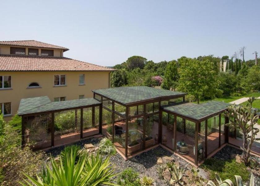 Tuscany Riparbella garden