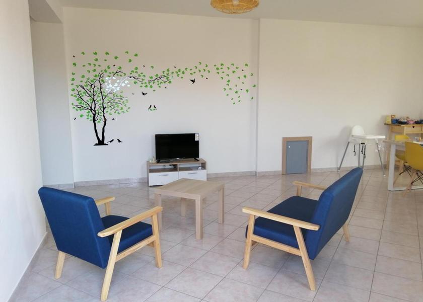 Calabria Gizzeria shared lounge/tv area