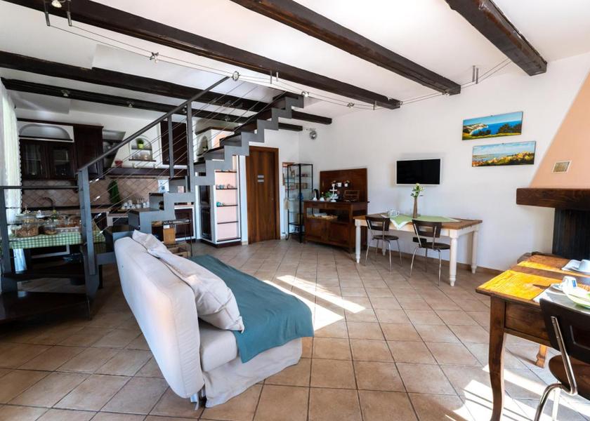 Marche Osimo shared lounge/tv area