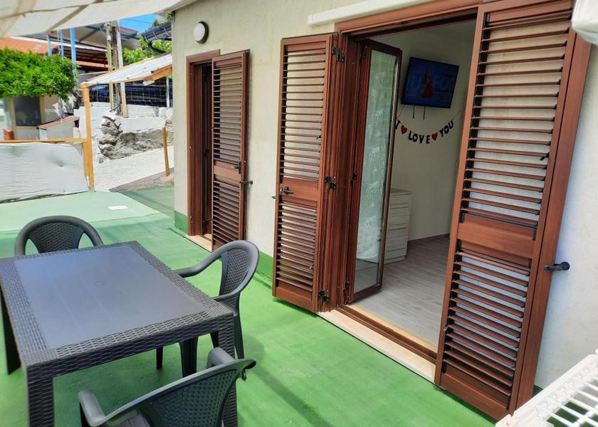 Campania Camerota shared lounge/tv area