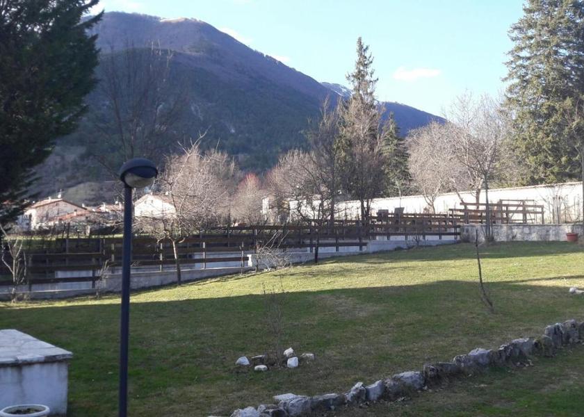 Abruzzo Villetta Barrea garden