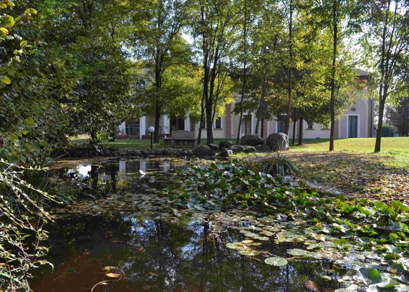 Lombardy Crema garden