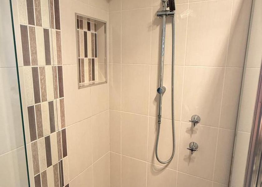 Queensland Collingwood Park shower
