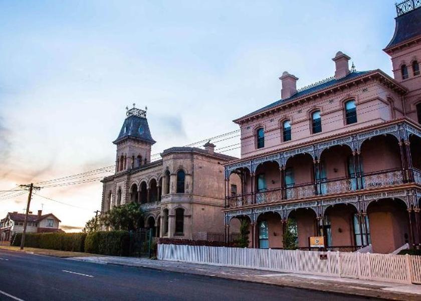 Victoria Point Lonsdale Restaurant