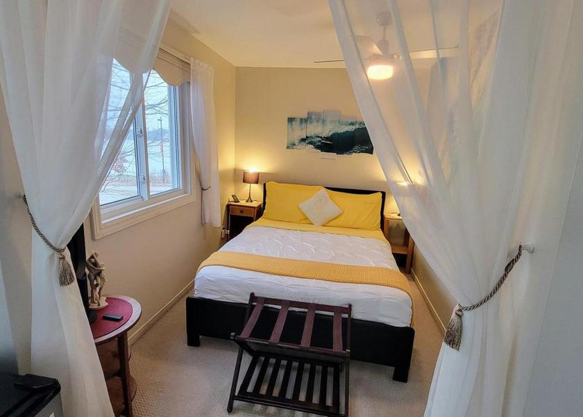 Quebec Gatineau Queen Suite with Sea View