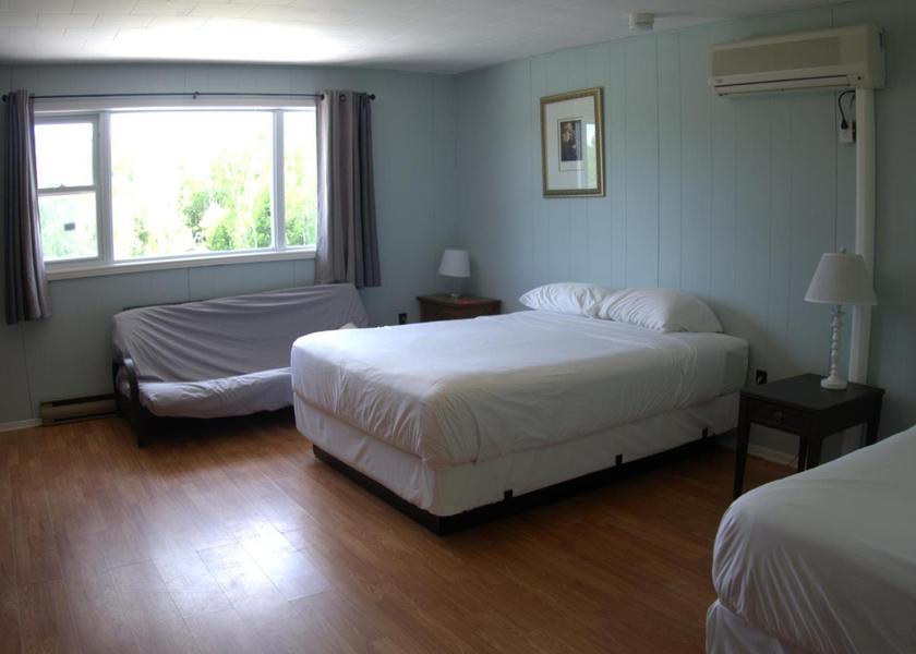 Ontario Parry Sound Deluxe Queen Room