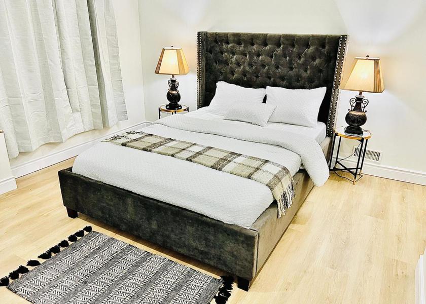 Ontario London Deluxe Queen Room