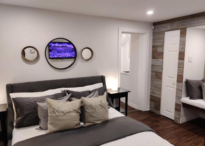 Quebec Laval Deluxe Queen Studio 