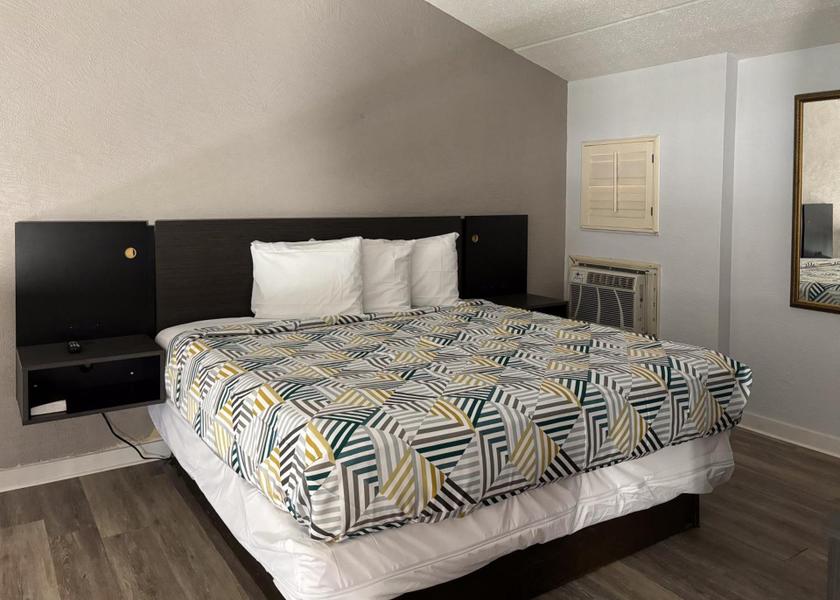 Florida Tallahassee King Room - Disability Access - Non-Smoking