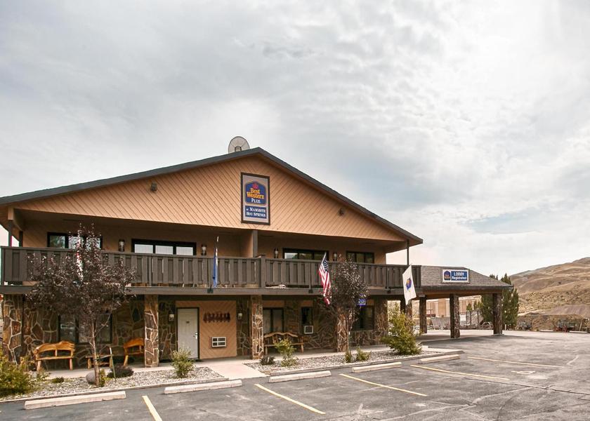 Montana Gardiner Hotel Exterior