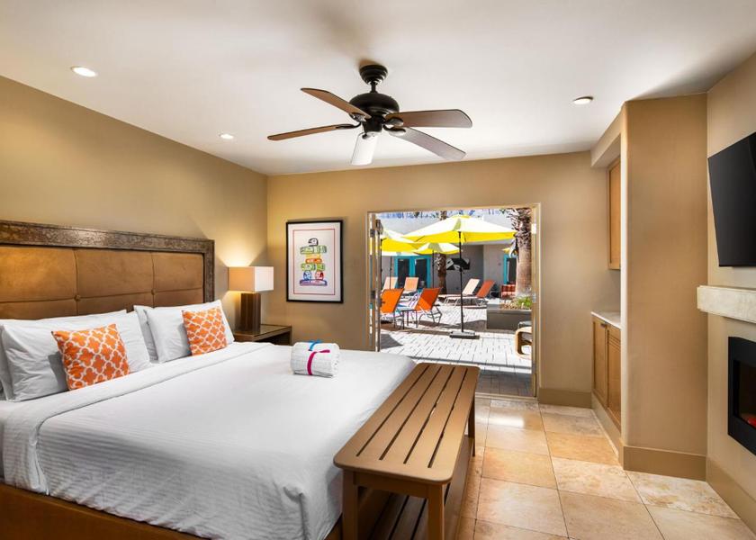 California Palm Springs King Suite with Pool View