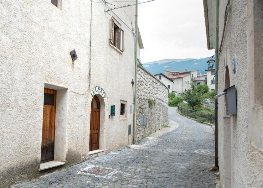 Abruzzo Villetta Barrea surrounding environment