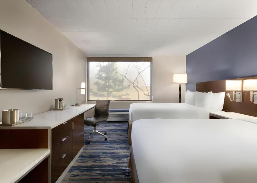 Michigan Romulus 2 queen beds, nonsmoking