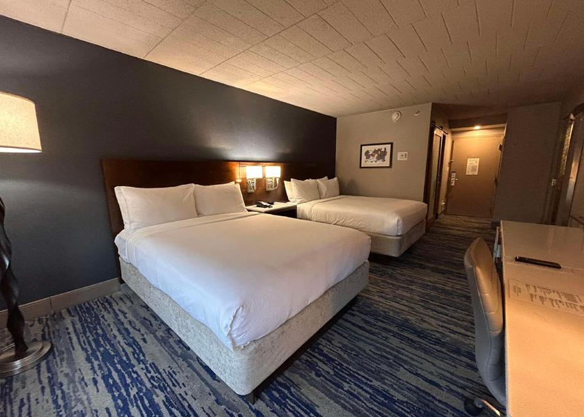 Michigan Romulus 2 queen beds, nonsmoking