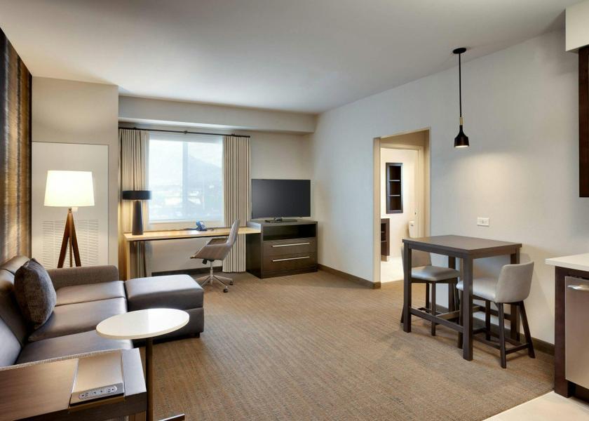 Michigan Traverse City 1 Bedroom Suite, 2 Queen, Sofa bed