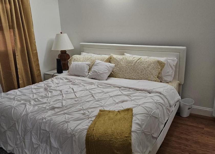 Illinois Des Plaines guestroom