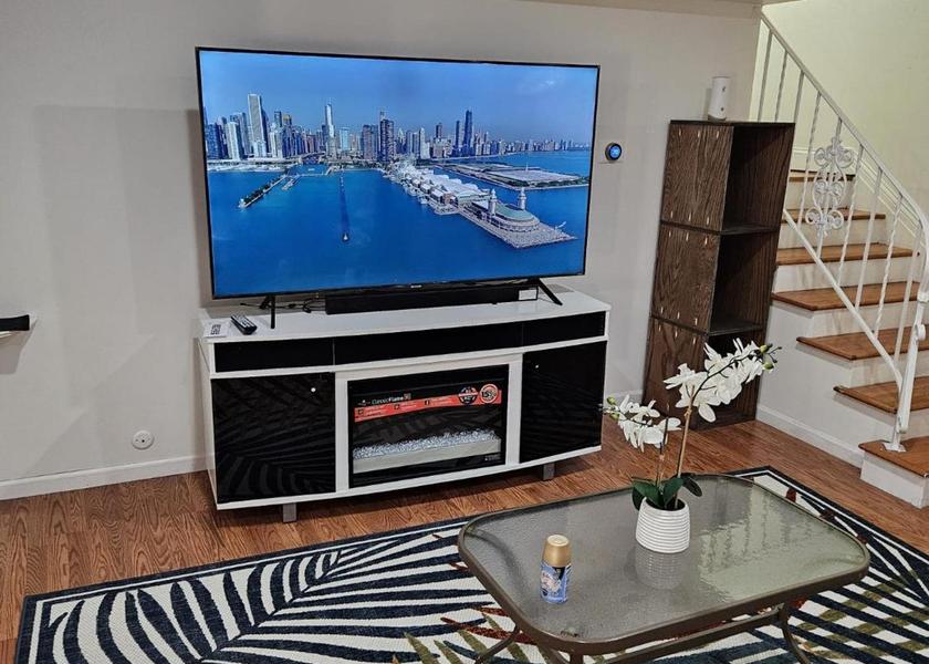 Illinois Des Plaines shared lounge/tv area