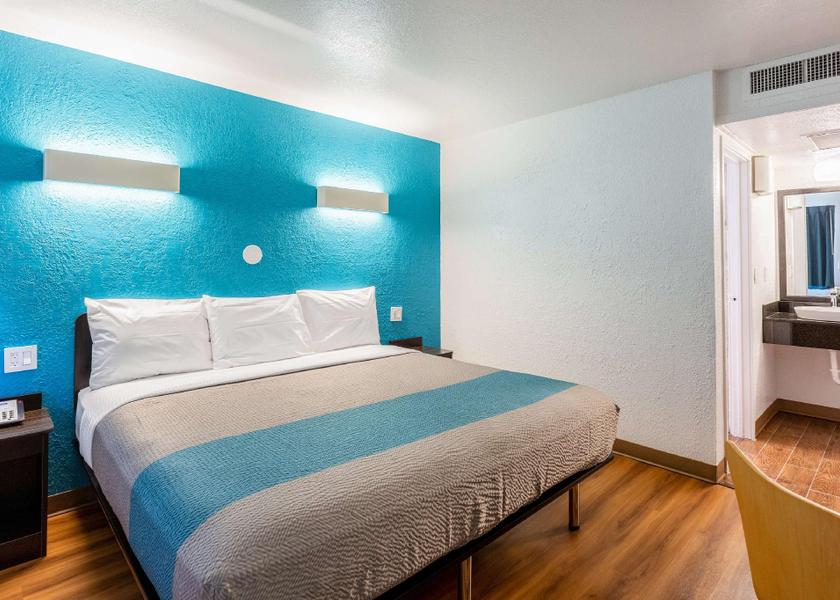 Georgia Valdosta 1 King Bed | Non-Smoking, Micfridge