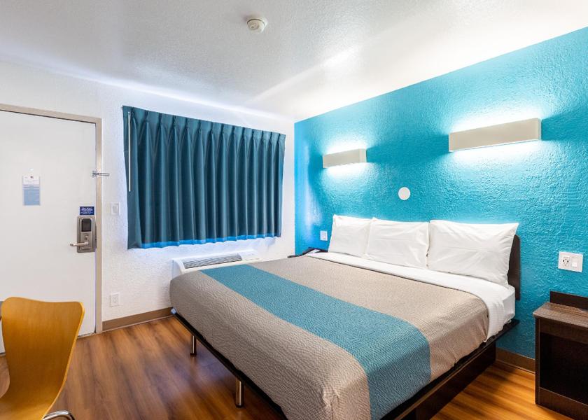 Georgia Valdosta 1 King Bed | Non-Smoking, Micfridge