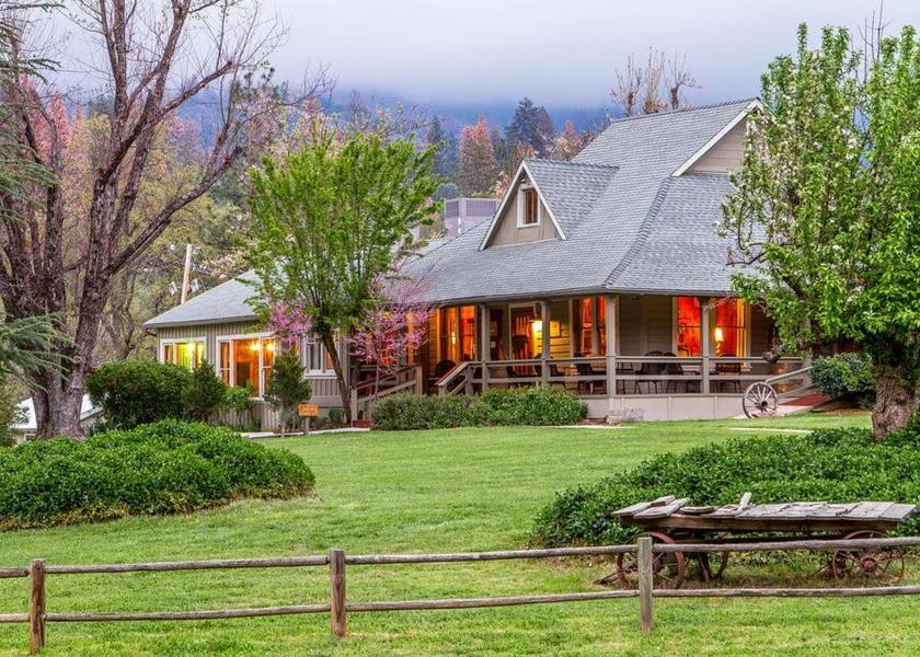 California Oakhurst exterior view