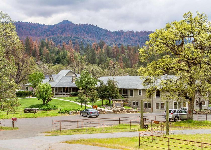 California Oakhurst exterior view