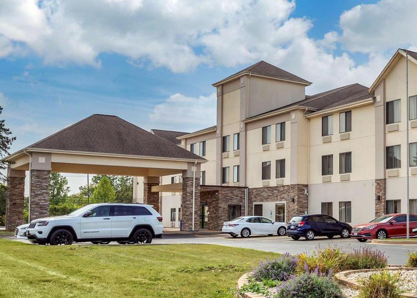 Illinois Aurora exterior view