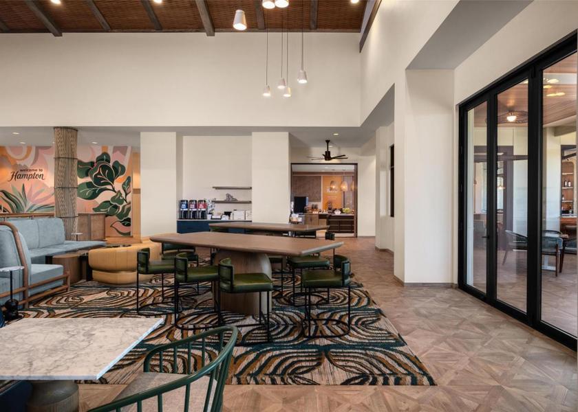 Hawaii Kahului lobby