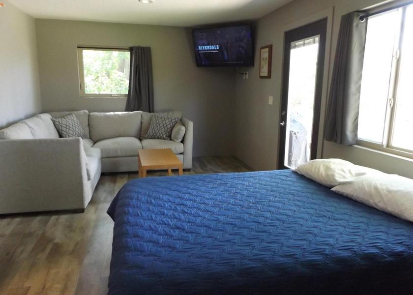 shared lounge/tv area